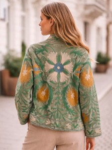Hermoso Abrigo Bohemio de Moda India, Impresionante Chaqueta de Mujer de Terciopelo Verde Hecha a Mano con Bordado Suzani para Invierno - Product Image 2