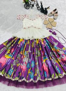 ชุดเลเฮนกาสำหรับเด็กพรีเมียมพร้อมกระโปรงจีบและเสื้อปักลาย – ชุดแต่งงานสำหรับเด็กผู้หญิง - Product Image 3