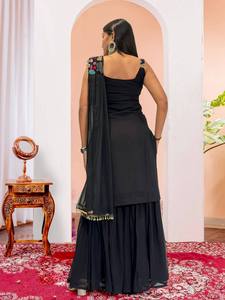 Ensemble Salwar Kameez ethnique pour femmes, Kurti mi-longue brodée florale réversible, Dupatta en filet, tenue traditionnelle pour mariage et Diwali - Product Image 4
