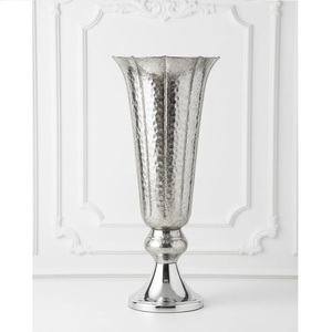 Jarrón de Metal Dorado Martillado Artesanal, Urna Decorativa Floral para Decoración de Interiores y Hogares de Alta Gama, Centro de Mesa para Bodas - Product Image 2