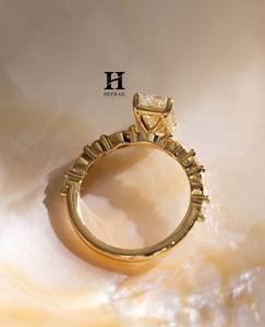 Anillo de Compromiso de Lujo con Diamante Cultivado en Laboratorio de Corte Esmeralda de 1.5CT, Oro Amarillo de 14K, Elegante Solitario con Diamantes Laterales Marquise - Product Image 3