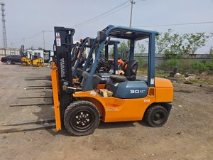 Montacargas Diésel TOYOTA FD30 de 3 Toneladas Usado de Buena Calidad con Desplazador Lateral Hidráulico y Mástil de Dos/Tres Etapas - Product Image 6