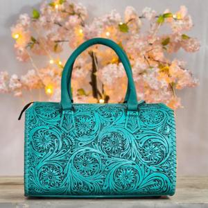 Bolsa de Viaje de Cuero Turquesa de Lujo con Relieve, Cierre de Concho, Cremallera Superior y Asa, para Mujer - Product Image 3