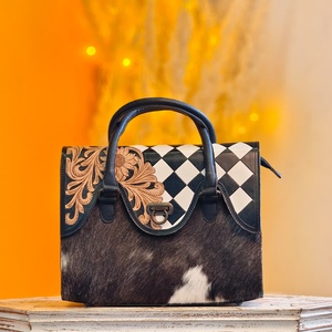 Sac fourre-tout mini Speedy en cuir véritable 100% avec motifs floraux sculptés à la main, motif damier et fourrure de vache - Product Image 1