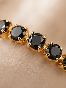 Bracelet tennis classique plaqué or 22 carats avec cristaux noirs tressés à la main en forme de lune, pour femme, à porter au quotidien, serti clos - Product Image 3