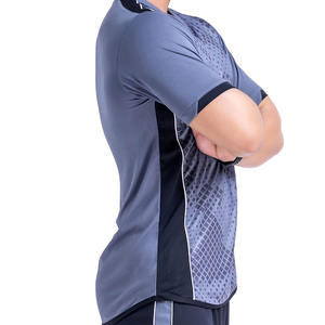 Maillot de performance bleu acier à col en V, orné d'un motif en mosaïque de diamants délavé et de panneaux latéraux contrastants bleu marine avec passepoil blanc. - Product Image 2