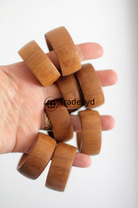 Anneaux de serviette de table en bois classiques faits à la main, écologiques, durables, accessoires de luxe pour la table à manger par Tradebyd - Product Image 2