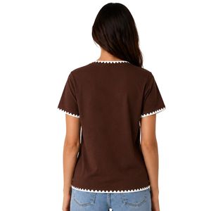 Camiseta de Mujer Color Chocolate con Bordado Floral, Ribete Blanco en Contraste, Cuello Redondo, Manga Corta, Estilo Casual, Personalizable OEM - Product Image 2