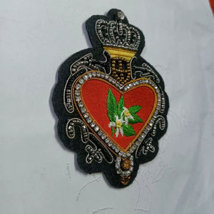 Parche de Corazón Sagrado Hecho a Mano con Pedrería y Cuentas, con Motivo de Corona - Product Image 1