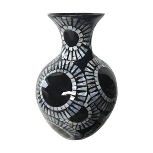 Vase de table haut noir artisanal avec incrustation minimaliste en nacre pour la décoration intérieure - Product Image 2