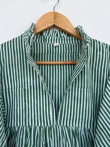 Chemisier d'été décontracté pour femme en coton rayé vert et blanc, coupe ample, manches ballon, col en V à volants, vente en gros - Product Image 3