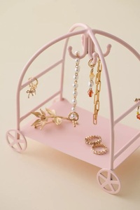 Organizador y Colgador de Joyas Metálico Mini con Diseño de Carro de Equipaje en Colores Caramelo para Decoración del Hogar al por Mayor - Product Image 6