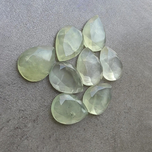 Pierre précieuse préhnite facettée en forme de poire calibrée |   Pierre cabochon naturelle verte en vrac pour la fabrication de bijoux - Product Image 3