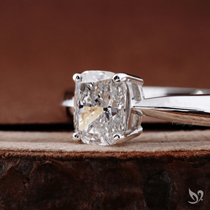 Anillo de compromiso elegante de oro blanco de 10 quilates con un diamante de laboratorio de 1 quilate de corte cojín alargado y tallo pellizcado. - Product Image 2