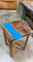 Meja Samping Kayu Resin Mewah Buatan Tangan Berkualitas Tinggi Tahan Lama Desain Tepi Alami Motif Sungai Kaki Logam Hitam Tema Alam