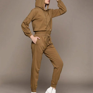 Conjunto de chándal de algodón personalizado para mujer: Sudadera con capucha corta y ajustada, y pantalón de chándal acampanado con efecto desgastado. - Product Image 4