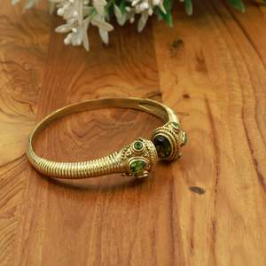 Bracelet manchette vintage en laiton avec accents de pierres vertes, jonc ajustable ouvert, bijoux de mode en gros - Product Image 5