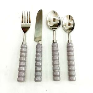 Nouveau design ensemble de couverts à manche en résine gris poli argent ensemble de couverts en acier inoxydable de style portugais plaqué argent - Product Image 1