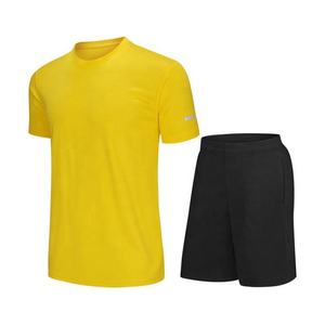 Ensemble de sport respirant pour homme en polyester noir avec impression sublimée, t-shirt à col rond à manches courtes et short à taille élastique, évacuation de l'humidité - Product Image 4