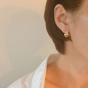 Orecchini a perno a forma di cuore scintillanti, accessorio di moda - Product Image 2