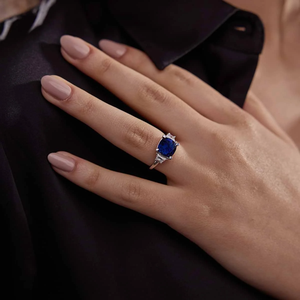 แหวนหมั้นพลอยแซฟไฟร์ทรงคุชชั่นสวยงาม ขนาด 9 มม. ประดับเพชรแล็บโกรว์ 5/8 กะรัต พร้อมพลอยสีน้ำเงิน - Product Image 3