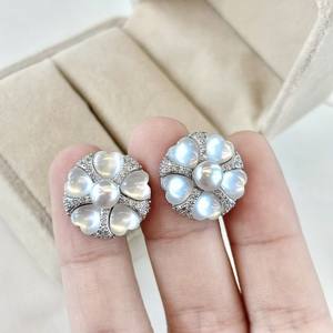 Pendientes de Plata con Perlas de Agua Dulce Naturales en Forma de Trébol Irregular - Product Image 3