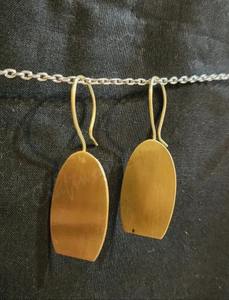 ต่างหูทองเหลืองทำมือคุณภาพพรีเมียม ดีไซน์เก๋สำหรับผู้หญิง ใช้ได้ทั้งประจำวันและงานกลางคืน ในราคาที่แข่งขันได้ - Product Image 4