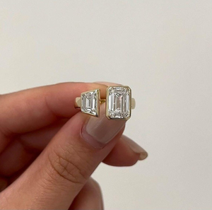 Anillo de compromiso de oro amarillo de 10K con moissanita, corte esmeralda blanco, corte trapezoidal, dos piedras solitarias engastadas en bisel, con diamante CZ - Product Image 2
