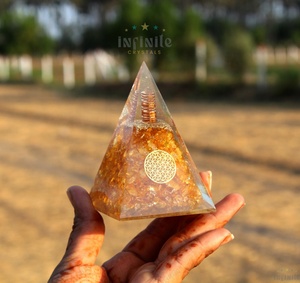 Pyramide d'orgone colorant doré de haute qualité, générateur d'orgone, cristaux de guérison en gros - Product Image 2