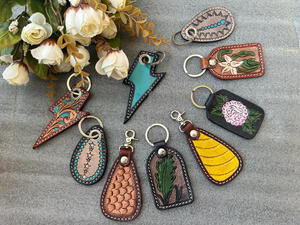 Porte-clés en cuir taillé sculpté à la main avec forme exotique et mousqueton Porte-clés uniques en cuir de vachette véritable personnalisé pour unisexe - Product Image 6