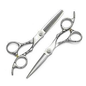 Ciseaux de barbier en acier inoxydable à haute teneur en carbone, design tendance argenté, taille personnalisée, ensemble professionnel pour salon de coiffure - Product Image 4
