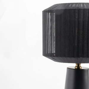 Lanterne en obsidienne, lampe de table en métal avec abat-jour en verre côtelé fumé, finition noire mate, éclairage d'ambiance design - Product Image 4