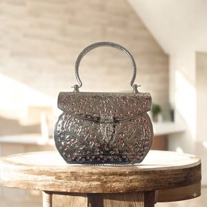 Sac de soirée en métal argenté gravé à la main avec pierres rouges rubis et motif de vigne, poignée supérieure perlée, sac de mariée - Product Image 1
