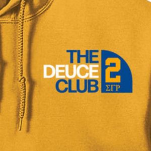 เสื้อฮู้ดผู้หญิงสีมัสตาร์ดโกลด์ The Deuce Club พิมพ์ลายกราฟิกด้านหน้า หมายเลข 2 มีเชือกผูกฮู้ด กระเป๋าจิงโจ้ สไตล์ลำลอง - Product Image 5