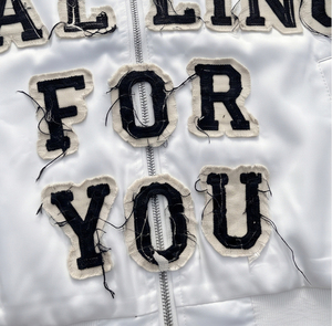 Blouson Bomber en Satin Blanc Brodé pour Homme, Style Vintage avec Patch Lettres, Fermeture Éclair et Col Rabattable - Product Image 2