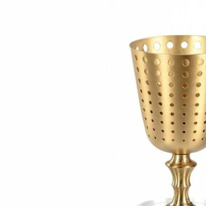 Brûleur d'encens doré élégant et perforé, avec bol en forme de calice, tige ornée et support de base circulaire en acrylique transparent pour les parfums - Product Image 6