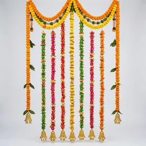 Guirlande de fleurs de marigold pour décorer le cadre de porte avec un rideau suspendu perlé coloré et des clochettes dorées pour Diwali et les mariages - Product Image 2
