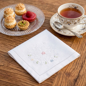 Serviettes en tissu carrées personnalisées, brodées de petites fleurs, réutilisables, durables, lavables en machine, avec ourlet festonné, en coton, pour le dîner - Product Image 3