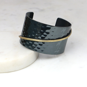 Brazalete de Latón Martillado Hecho a Mano - Brazalete Ancho Bicolor Negro Gunmetal y Dorado - Joyería Boho de Metales Mixtos para Regalo - Product Image 5
