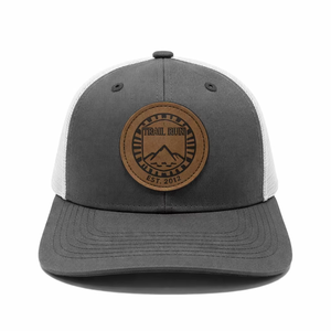 Chapeaux de camionneur en cuir gris/blanc avec logo personnalisé OEM Chapeaux à la mode en maille pour l'extérieur/décontractés avec logo personnalisé au Vietnam - Product Image 1