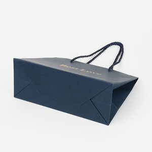 Sacs de shopping et sacs cadeaux en papier kraft de qualité supérieure, finition mate ou brillante, estampage à chaud du logo, emballage élégant pour bougies et cosmétiques - Product Image 4