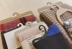 Crochets en forme de J en carton écologique recyclable pour chaussettes, sous-vêtements et accessoires - Product Image 4