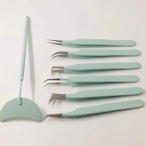 Pinzas Profesionales de Alta Calidad Antimagnéticas de Acero Inoxidable para Pestañas, Personalizables, con Puntas Inclinadas de Fibra para Extensiones de Pestañas - Product Image 1