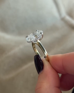 Anillo de compromiso de dos tonos con halo oculto y diamante cultivado en laboratorio de corte ovalado de 5 quilates, certificado por IGI. - Product Image 2