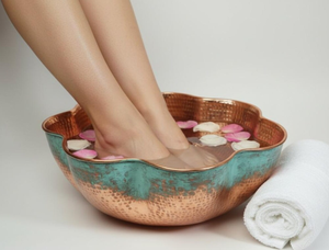 Bol de pédicure artisanal en cuivre avec finition patine turquoise pour spa et salon – Bassin de pédicure patiné turquoise pour la relaxation - Product Image 1