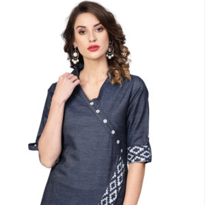 Haut en denim bleu imprimé, col rabattu, manches trois quarts, taille personnalisée, coupe ajustée, fabriqué sur mesure, formel, écologique 2 - Product Image 1