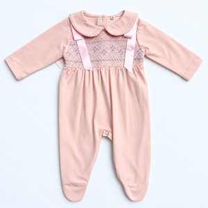 Al por mayor Pelele de algodón para bebé niña, color rosa rubor, con smock hecho a mano, con pies, manga larga, para recién nacido, con cuello Peter Pan y lazos, OEM ODM, Ropa de bebé - Product Image 1