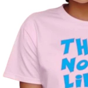เสื้อยืดแขนสั้นสีชมพูอ่อนสำหรับวัยรุ่น พิมพ์ลายตัวอักษรสีน้ำเงินเข้ม "They Not Like Us" คอกลม สไตล์ลำลอง แฟชั่นวัยรุ่น ใส่ได้ทุกวัน - Product Image 3