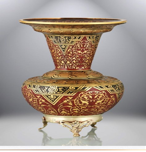 Jarrón marrón tierra decorado con vibrantes motivos florales en forma de estrella en turquesa y rojo. Disponible a precios de mayorista. - Product Image 3