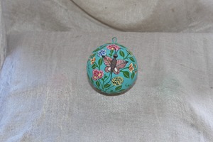 Boule de Noël en verre peinte à la main avec scène de maison et drapeau américain, taille moyenne, style traditionnel, décoration suspendue - Product Image 4